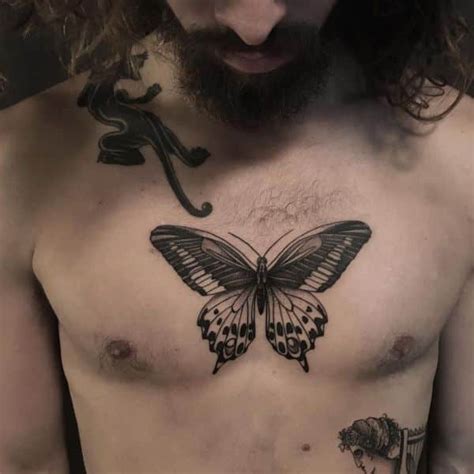 tatuaje de mariposa en el pecho hombre|Significado y representación de un tatuaje de mariposa en el pecho.